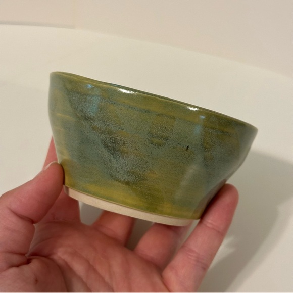 Handmade small stoneware bowl, tan and teal with decorative design - Picture 4 of 6